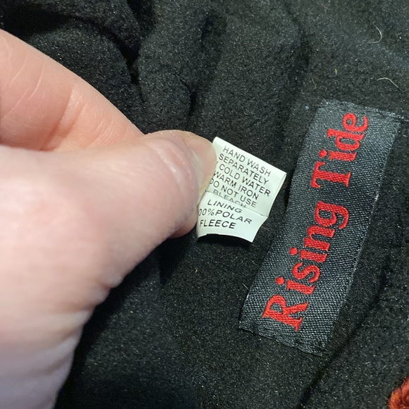 Fair Trade Recycled Silk and Wool Fleece Lined Hat and Mittens - Picture 5 of 6